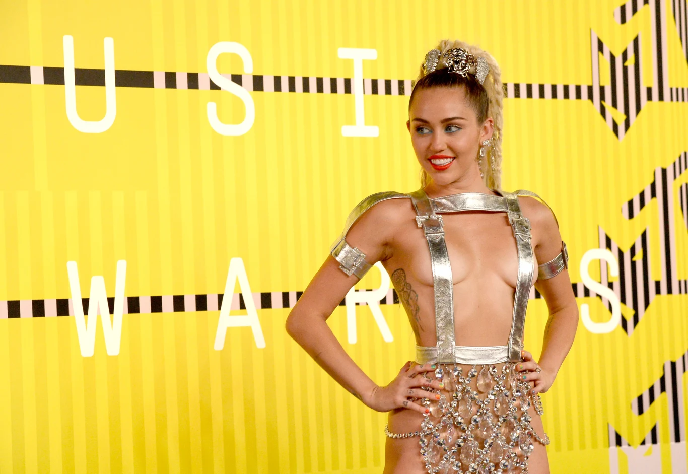 Miley Cyrus to jedna z najpopularniejszych wokalistek pop. Świat poznał ją dzięki serialowi "Hannah Montana". Przy rozstaniu z produkcją wokalistka zerwała z wizerunkiem grzecznej dziewczynki i prowokowała swoim zachowaniem i wyglądem. Jednak i wizerunek skandalistki po pewnym czasie zmęczył Cyrus. Podczas promocji płyty "Younger Now" postawiła na zdecydowanie bardziej stonowany wizerunek. O ile Miley Cyrus i jej wybryki zna cały świat, to część jej rodziny żyje w jej cieniu. Zobacz, jak wygląda reszta familii wokalistki. 