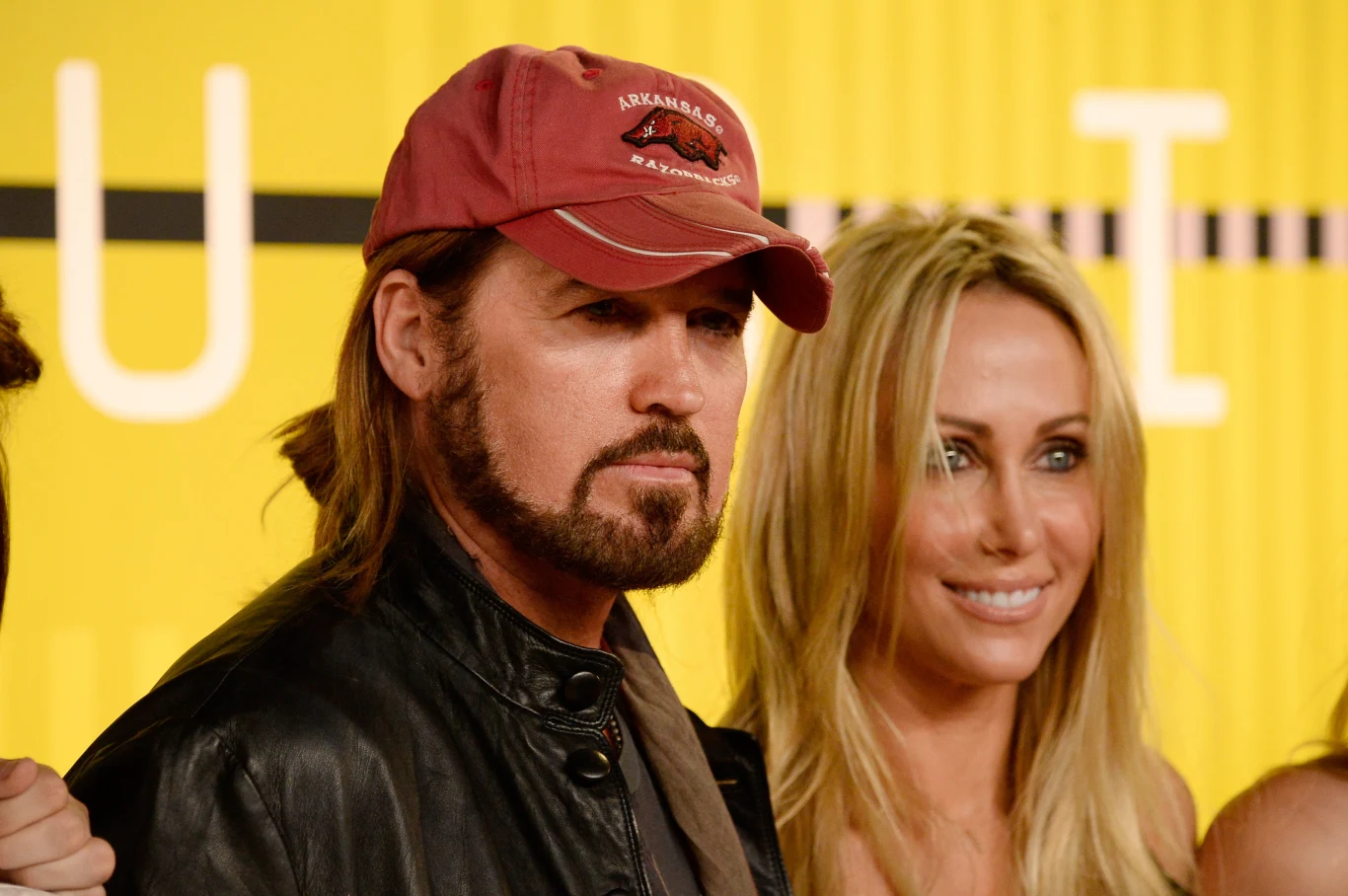 Jak natomiast Billy Ray Cyrus reagował na wybryki swojej córki? "Zawsze byliśmy bardzo otwarci... Ona (Miley - przyp. red.) wiedzie rockandrollowe życie i świetnie się bawi. To czego potrzebuje świat to miłość. Jest za dużo nienawiści. Świat potrzebuje pozytywnych działań" - mówił. "Nawet jak była małą dziewczynką, mówiliśmy jej: 'Hej, dziecko, rób to co robisz i miej z tego zabawę. Rób to, bo to kochasz, a nie dlatego, że musisz’. Patrzenie na nią szczęśliwą, jest najlepszą rzeczą na świecie" - kontynuował Cyrus.