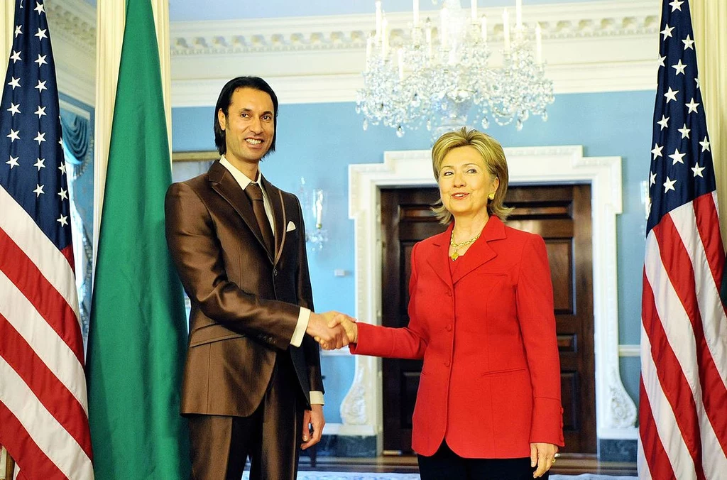 Libijski Doradca ds. Bezpieczeństwa Narodowego Al-Mutasim Al-Kaddafi z ówczesną amerykańską Sekretarz Stanu Hillary Clinton. Zginął zaledwie 2 lata później 