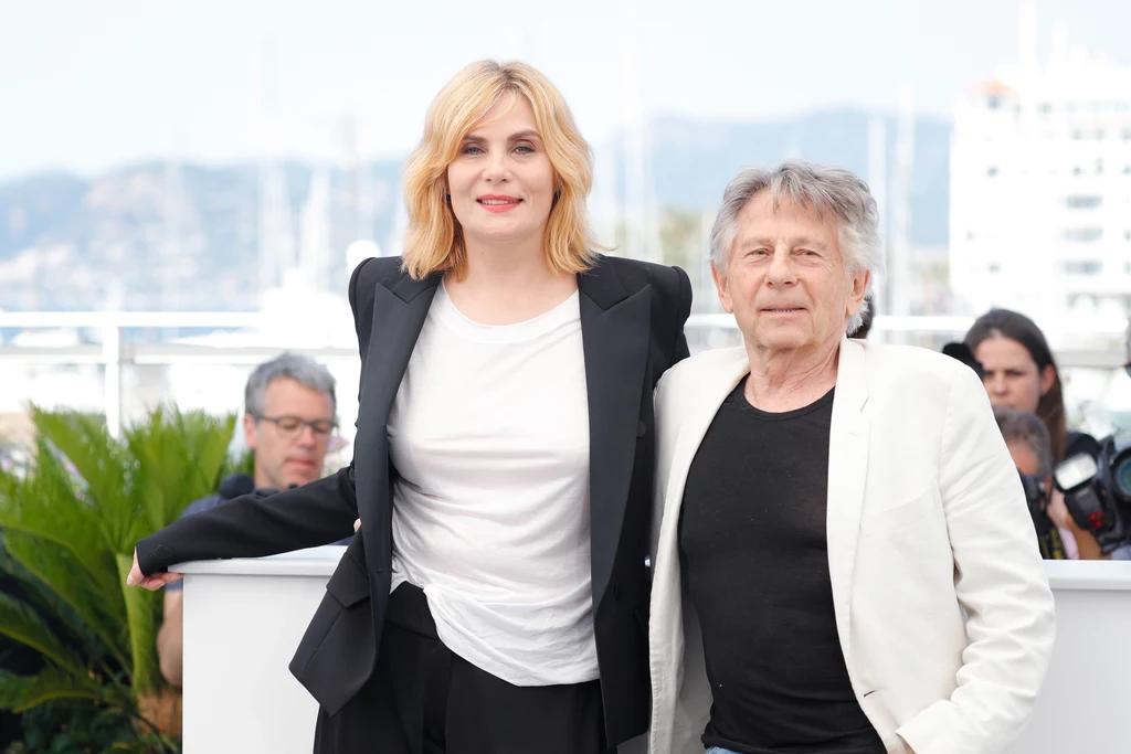 Gdy się poznali, Emmanuelle Seigner miała 19, a Roman Polański - 33 lata. Spotkali się w teatrze i od razu wpadli sobie nawzajem w oko, szybko nawiązując romans. Co oczywiste, nikt nie dawał tej znajomości najmniejszych szans. On był już wtedy „tym Polańskim” – cenionym w świecie reżyserem, mężem zamordowanej w 9. miesiącu ciąży Sharon Tate oraz człowiekiem uwikłanym w kontrowersyjną historię seksu z 13-letnią wówczas Samantą Geimer. Ona była młodziutką debiutantką, tuż po pierwszej, epizodycznej roli w „Roku meduzy”. Zakochali się w sobie i fascynacja trwa do dziś, bez względu na różnicę wieku, wzrostu, doświadczenia i wszelkie inne przeciwności. W sierpniu tego roku będą obchodzili 30-lecie małżeństwa. Mają dwoje dzieci: córkę Morgane (ur. 1993) i syna Elvisa (ur. 1998).