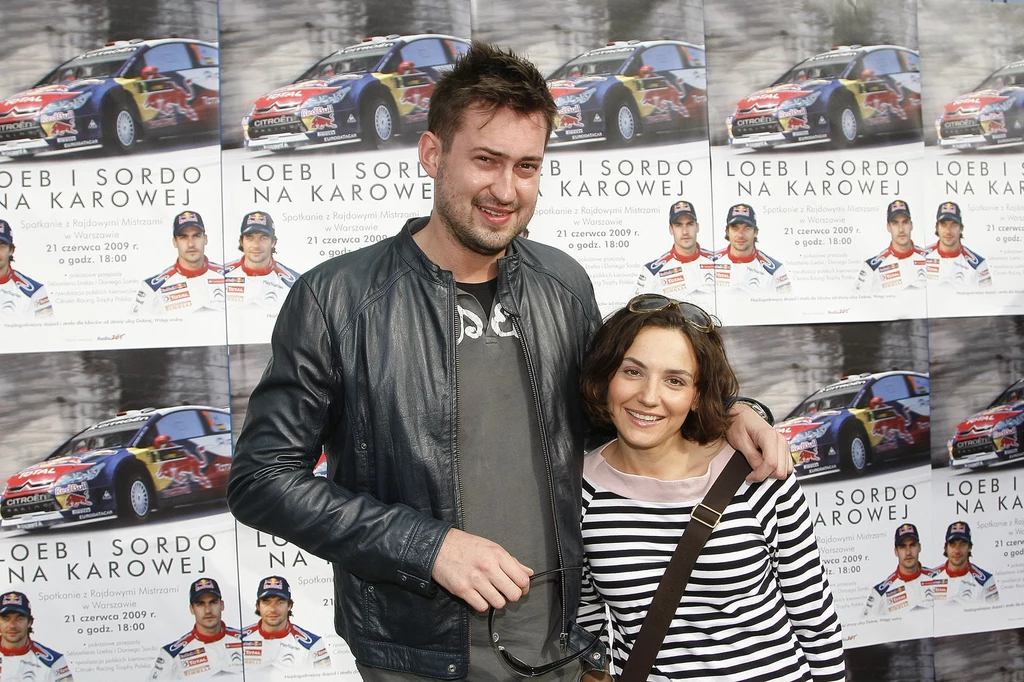 Wysoki Marcin Prokop i jego znacznie niższa żona Maria to naprawdę ciekawa para. Choć wzbudzają spore zainteresowanie, rzadko pojawiają się publicznie, jeszcze rzadziej Prokop mówi o żonie w wywiadach. Co więc wiadomo? Że wiele lat temu Maria (zwana przez bliskich Marishą) przyjechała do Polski z USA na studia i została, prawdopodobnie z miłości do Marcina. Że pobrali się w 2011 roku w Lizbonie, po kilku latach związku. Wcześniej, ponad 13 lat temu, na świat przyszła ich córka, Zosia. 
