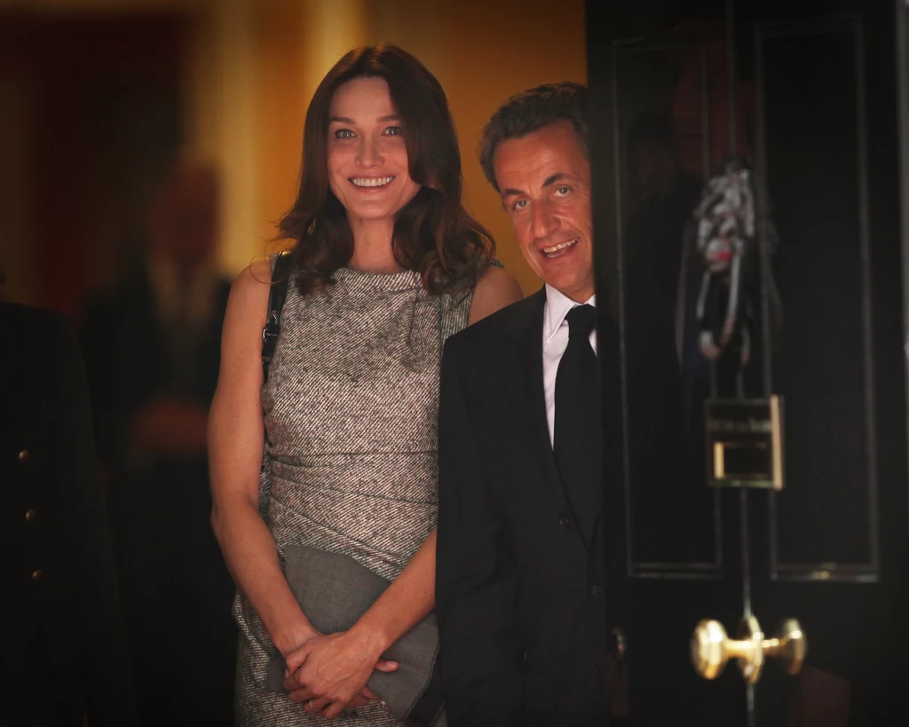 Gdy pod koniec roku 2007 gruchnęła wiadomość o tym, że Nicolas Sarkozy jest w związku z Carlą Bruni, natychmiast pojawiło się mnóstwo kontrowersji i niezbyt życzliwych komentarzy. Dlaczego? Sarkozy był wtedy urzędującym prezydentem Francji, który niedługo wcześniej rozwiódł się z Cécilią Ciganer-Albéniz. Poza tym, Carla Bruni, była modelka, która wybieg zamieniła na karierę muzyczną, znana była z licznych romansów i niezbyt przychylnego stosunku do instytucji małżeństwa. Dzieliła ich też spora różnica wzrostu, co nie umknęło uwadze złośliwych. 2 lutego 2008 pobrali się w Pałacu Elizejskim i był to pierwszy raz, kiedy francuski prezydent żenił się podczas sprawowania urzędu. W październiku 2011 na świat przyszła córka pary – Giulia Sarkozy. Co dziś u nich słychać? Dzięki aktywności Carli w mediach społecznościowych wiemy, że cała rodzina ma się świetnie.