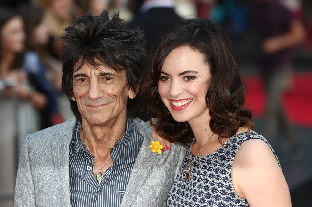 Gdy w 2011 roku Ronnie Wood ożenił się z Sally Humphreys, niewielu wierzyło w ten związek. Dlaczego? Wybranka gitarzysty The Rolling Stones jest od niego aż 31 lat młodsza (i znacznie bardziej atrakcyjna, jak dodawali złośliwi). Tymczasem związek ma się świetnie. W 2015 roku, mając 68 lat, Wood powitał na świecie bliźniaczki: Gracie i Alice. Gdy w 2017 Wood ogłosił, że zmaga się z nowotworem płuc, żona stała u jego boku. Szczęśliwie, udało mu się pokonać chorobę. Dla młodziutkiej żony zrezygnował z alkoholu (wcześniej wielokrotnie przechodził leczenie odwykowe) i papierosów. Prowadzi zdrowy tryb życia i cieszy się rodziną.