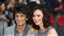 Gdy w 2011 roku Ronnie Wood ożenił się z Sally Humphreys, niewielu wierzyło w ten związek. Dlaczego? Wybranka gitarzysty The Rolling Stones jest od niego aż 31 lat młodsza (i znacznie bardziej atrakcyjna, jak dodawali złośliwi). Tymczasem związek ma się świetnie. W 2015 roku, mając 68 lat, Wood powitał na świecie bliźniaczki: Gracie i Alice.

Gdy w 2017 Wood ogłosił, że zmaga się z nowotworem płuc, żona stała u jego boku. Szczęśliwie, udało mu się pokonać chorobę. Dla młodziutkiej żony zrezygnował z alkoholu (wcześniej wielokrotnie przechodził leczenie odwykowe) i papierosów. Prowadzi zdrowy tryb życia i cieszy się rodziną.