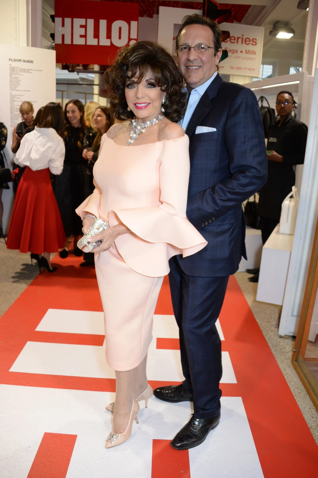 Joan Collins, czyli słynna Alexis z serialu „Dynastia”, zdecydowanie nie wygląda na swoje 85 lat. Czyżby znacznie młodszy mąż działał na aktorkę jak eliksir młodości? Wiele na to wskazuje! Gdy w 2002 roku Collins wzięła ślub z Percym Gibsonem, dziś 54-letnim agentem teatralnym, plotkom nie było końca. Jemu zarzucano, że chce się wzbogacić dzięki sławnej żonie a jej – że próbuje się sztucznie odmładzać. Związek trwa jednak nieprzerwanie, a każde publiczne pojawienie się pary to okazja, by na własne oczy zobaczyć, że dobrze im ze sobą. To piąty mąż Joan Collins, choć tym razem jej staż małżeński jest naprawdę imponujący!