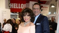 Joan Collins, czyli słynna Alexis z serialu „Dynastia”, zdecydowanie nie wygląda na swoje 85 lat. Czyżby znacznie młodszy mąż działał na aktorkę jak eliksir młodości? Wiele na to wskazuje! Gdy w 2002 roku Collins wzięła ślub z Percym Gibsonem, dziś 54-letnim agentem teatralnym, plotkom nie było końca. Jemu zarzucano, że chce się wzbogacić dzięki sławnej żonie a jej – że próbuje się sztucznie odmładzać. 

Związek trwa jednak nieprzerwanie, a każde publiczne pojawienie się pary to okazja, by na własne oczy zobaczyć, że dobrze im ze sobą. To piąty mąż Joan Collins, choć tym razem jej staż małżeński jest naprawdę imponujący!