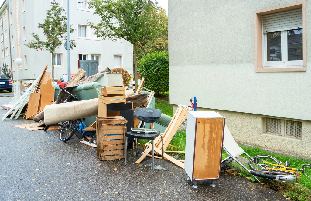 Warto sprawdzać, jakie meble wyrzucają nasi sasiedzi. Może jest wśród nich jakaś perełka