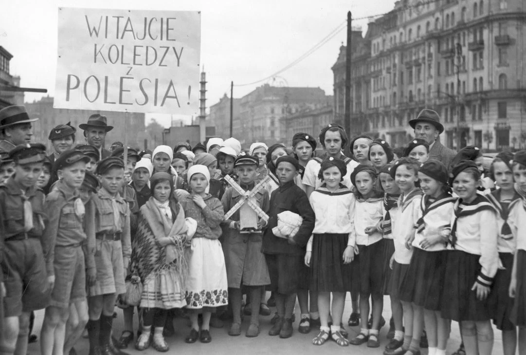 Polesie było także najbardziej zaniedbanym regionem pod względem edukacji. W 1921 roku na wsi analfabetami było 66,9 proc. mężczyzn i aż 88,5 proc. kobiet. Podczas spisu powszechnego przeprowadzonego 10 lat później okazało się, że na wsi niepiśmiennych jest 53,9 proc. dorosłych mężczyzn i 71,4 proc. kobiet. Nieco lepiej wyglądało to jeśli wzięło się pod uwagę wszystkich mieszkańców powyżej 10 roku życia. Na Polesiu było to 48,4 proc. mieszkańców. W przypadku Warszawy analfabetami było 21,8 proc. mieszkańców, Krakowa 13,7 proc., a najlepsza sytuacja była w województwie śląskim, gdzie niepiśmiennych było 1,5 proc. mieszkańców. 