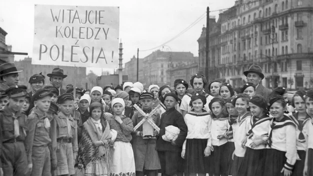 Polesie było także najbardziej zaniedbanym regionem pod względem edukacji. W 1921 roku na wsi analfabetami było 66,9 proc. mężczyzn i aż 88,5 proc. kobiet. Podczas spisu powszechnego przeprowadzonego 10 lat później okazało się, że na wsi niepiśmiennych jest 53,9 proc. dorosłych mężczyzn i 71,4 proc. kobiet. Nieco lepiej wyglądało to jeśli wzięło się pod uwagę wszystkich mieszkańców powyżej 10 roku życia. Na Polesiu było to 48,4 proc. mieszkańców. W przypadku Warszawy analfabetami było 21,8 proc. mieszkańców, Krakowa 13,7 proc., a najlepsza sytuacja była w województwie śląskim, gdzie niepiśmiennych było 1,5 proc. mieszkańców.
