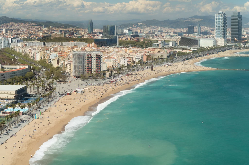 Barceloneta jest największą  i najstarszą plażą