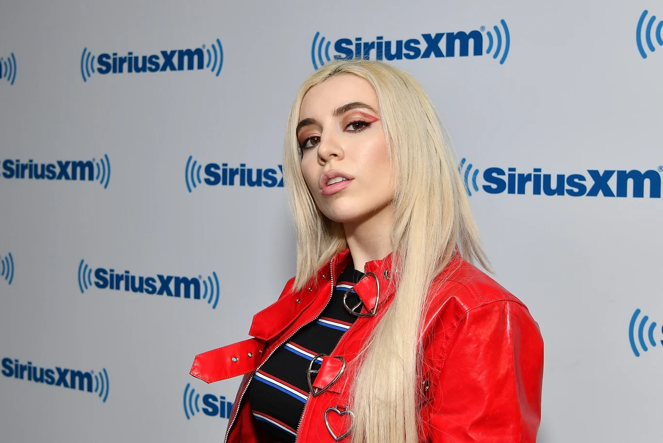 Jej ostatnie single - "Freaking Me Out" i "Blood, Sweat & Tears" - trafiły do sieci na przełomie lipca i sierpnia. "Bardzo się cieszę, że 'Freaking Me Out' i 'Blood, Sweat & Tears' w końcu ujrzały światło dzienne" - mówi Ava Max. "Pierwszy z utworów opowiada o tym, kiedy zdajemy sobie sprawę, że kochamy kogoś tak mocno, że tracimy nad tym kontrolę. Druga piosenka jest o całkowitym zatraceniu się w miłości i byciu przy drugiej osobie bez względu na okoliczności. Nie mogłam się doczekać, aż wszyscy usłyszą te numery. Mam też nadzieję, że będą się z nimi utożsamiać" - dodała. Jej ostatnie single - "Freaking Me Out" i "Blood, Sweat & Tears" - trafiły do sieci na przełomie lipca i sierpnia. "Bardzo się cieszę, że 'Freaking Me Out' i 'Blood, Sweat & Tears' w końcu ujrzały światło dzienne" - mówi Ava Max. "Pierwszy z utworów opowiada o tym, kiedy zdajemy sobie sprawę, że kochamy kogoś tak mocno, że tracimy nad tym kontrolę. Druga piosenka jest o całkowitym zatraceniu się w miłości i byciu przy drugiej osobie bez względu na okoliczności. Nie mogłam się doczekać, aż wszyscy usłyszą te numery. Mam też nadzieję, że będą się z nimi utożsamiać" - dodała.