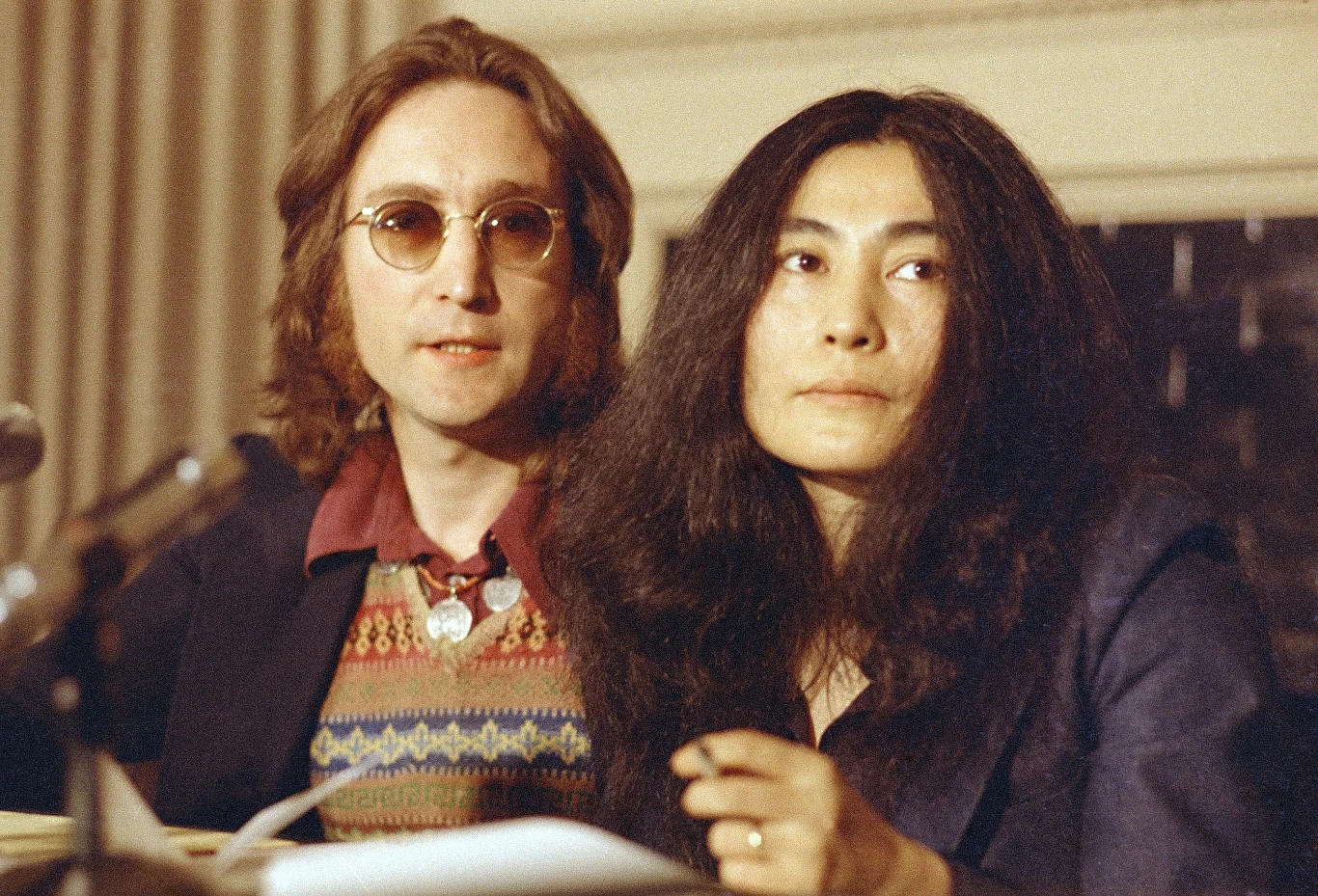 Jedna z najsłynniejszych artystycznych par świata i dwójka wielkich osobowości – Yoko Ono i John Lennon pierwszy raz spotkali się w 1966 roku. John Lennon przyszedł wtedy na wystawę awangardowej artystki. Obecność sławnego muzyka wzbudziła poruszenie zgromadzonych gości, Yoko Ono jednak nie wiedziała, kim jest długowłosy mężczyzna. Artystka żyła wtedy w oderwaniu od kultury popularnej, nie wiedziała, że cały świat oszalał na punkcie The Beatles. Jedna z najsłynniejszych artystycznych par świata i dwójka wielkich osobowości – Yoko Ono i John Lennon pierwszy raz spotkali się w 1966 roku. John Lennon przyszedł wtedy na wystawę awangardowej artystki. Obecność sławnego muzyka wzbudziła poruszenie zgromadzonych gości, Yoko Ono jednak nie wiedziała, kim jest długowłosy mężczyzna. Artystka żyła wtedy w oderwaniu od kultury popularnej, nie wiedziała, że cały świat oszalał na punkcie The Beatles.