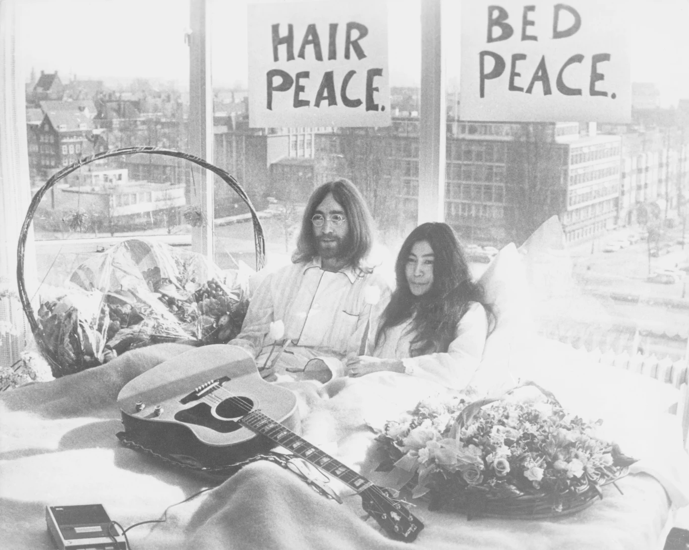 Niektórzy fani Beatlesów do dziś nie mogą wybaczyć Yoko Ono tego, że grupa przestała istnieć. Ich zdaniem to ona doprowadziła do rozpadu tego najważniejszego rockowego zespołu. Wielu jednak zauważa, że to ona była muzą legendarnego artysty. Uzupełniali się, inspirowali i byli ze sobą niezwykle szczęśliwi. Niektórzy fani Beatlesów do dziś nie mogą wybaczyć Yoko Ono tego, że grupa przestała istnieć. Ich zdaniem to ona doprowadziła do rozpadu tego najważniejszego rockowego zespołu. Wielu jednak zauważa, że to ona była muzą legendarnego artysty. Uzupełniali się, inspirowali i byli ze sobą niezwykle szczęśliwi.