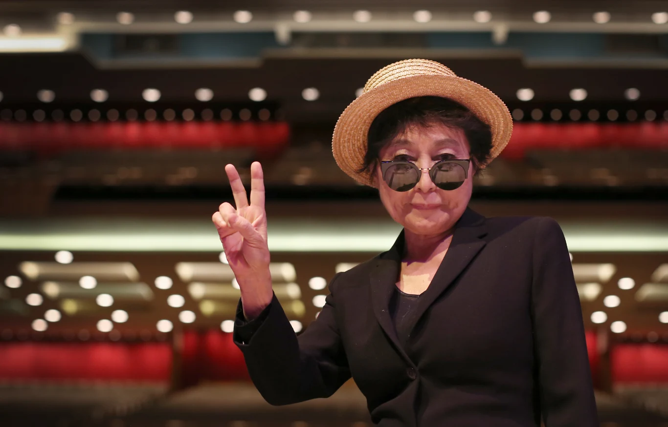 Dziś Yoko Ono ma 86 lat. Jest jedną z uznanych i słynnych awangardowych artystek. Pochodzi z arystokratycznej japońskiej rodziny. Studiowała razem z dziećmi cesarza Hirohito. W jej żyłach płynie krew imperatora z IX stulecia. Jako jedna z niewielu może się pochwalić współpracą z tak różnorodnymi muzykami jak John Cage, Ornette Coleman i Lady Gaga. Dziś Yoko Ono ma 86 lat. Jest jedną z uznanych i słynnych awangardowych artystek. Pochodzi z arystokratycznej japońskiej rodziny. Studiowała razem z dziećmi cesarza Hirohito. W jej żyłach płynie krew imperatora z IX stulecia. Jako jedna z niewielu może się pochwalić współpracą z tak różnorodnymi muzykami jak John Cage, Ornette Coleman i Lady Gaga.