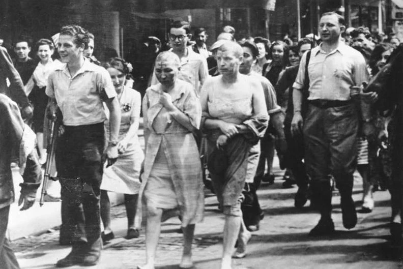 Femmes Tondues - ogolone kobiety oskarżone o kolaborację z Niemcami na ulicy Paryża w 1944 roku Femmes Tondues - ogolone kobiety oskarżone o kolaborację z Niemcami na ulicy Paryża w 1944 roku