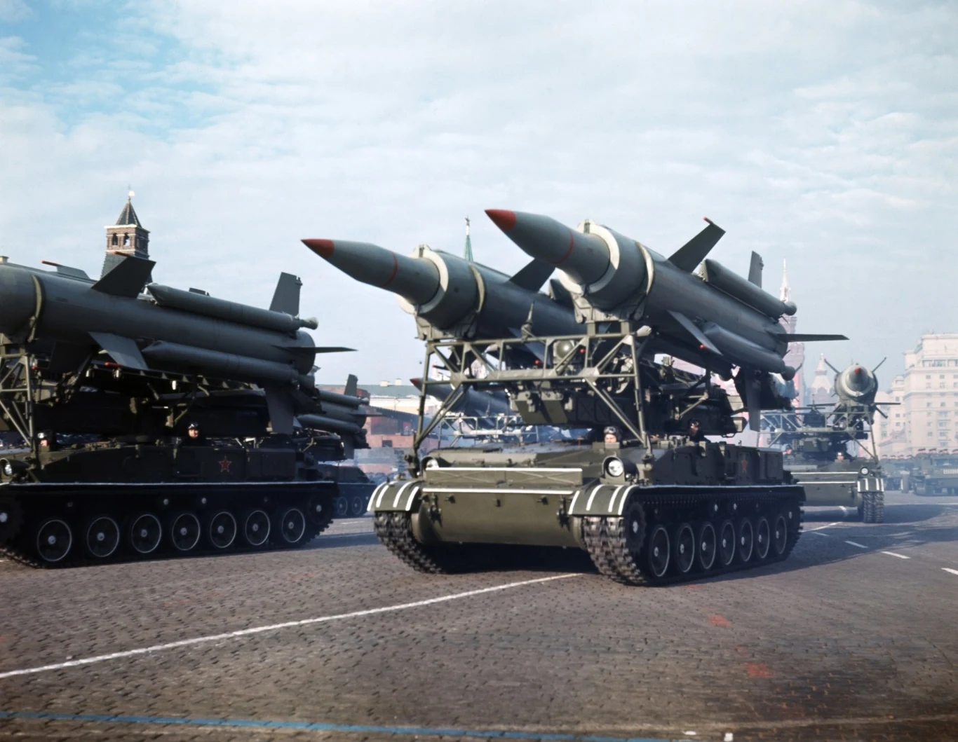 Od wiosny 1981 roku Armia Radziecka wykorzystując ćwiczenia „Sojuz-81”, a potem „Zapad-81” wzmacniała potencjał oddziałów rozmieszczonych z PRL, rozwijając je do stanów wojennych. Zgodnie z informacjami, do jakich dotarła prof. Inessa Jażborowska, członkini komisji naukowców PRL i ZSRR badających w latach 1988-89 stosunki między obydwoma krajami, a także współautorka orzeczenia ujawniającego prawdę o zbrodni katyńskiej, Armia Radziecka osiągnęła pełną gotowość do zbrojnej interwencji w listopadzie 1981 roku. Szef sztabu Zjednoczonych Sił Zbrojnych UW, gen. Anatolij Gribkow wspominał, że Jaruzelski nie wierzył zbytnio sojusznikom ze wschodu. Pisał: „Trudności domówienia się były z Jaruzelskim i Kanią. Obawiali się oni, aby pod pretekstem ćwiczeń wojska sojusznicze nie zostały wprowadzone do Polski. Słuszne jest pytanie: czy istniał realny plan wprowadzenia sojuszniczych wojsk do Polski. Tak, taki plan istniał”. Oficerowie sztabowi wspominali, że najwyższe dowództwo Układu Warszawskiego obawiało się, że w Polsce wybuchnie wojna domowa, co może znacznie osłabić blok wschodni. Dlatego wojska sojusznicze cały czas były w gotowości. Od wiosny 1981 roku Armia Radziecka wykorzystując ćwiczenia „Sojuz-81”, a potem „Zapad-81” wzmacniała potencjał oddziałów rozmieszczonych z PRL, rozwijając je do stanów wojennych. Zgodnie z informacjami, do jakich dotarła prof. Inessa Jażborowska, członkini komisji naukowców PRL i ZSRR badających w latach 1988-89 stosunki między obydwoma krajami, a także współautorka orzeczenia ujawniającego prawdę o zbrodni katyńskiej, Armia Radziecka osiągnęła pełną gotowość do zbrojnej interwencji w listopadzie 1981 roku. Szef sztabu Zjednoczonych Sił Zbrojnych UW, gen. Anatolij Gribkow wspominał, że Jaruzelski nie wierzył zbytnio sojusznikom ze wschodu. Pisał: „Trudności domówienia się były z Jaruzelskim i Kanią. Obawiali się oni, aby pod pretekstem ćwiczeń wojska sojusznicze nie zostały wprowadzone do Polski. Słuszne jest pytanie: czy istniał realny plan wprowadzenia sojuszniczych wojsk do Polski. Tak, taki plan istniał”. Oficerowie sztabowi wspominali, że najwyższe dowództwo Układu Warszawskiego obawiało się, że w Polsce wybuchnie wojna domowa, co może znacznie osłabić blok wschodni. Dlatego wojska sojusznicze cały czas były w gotowości.