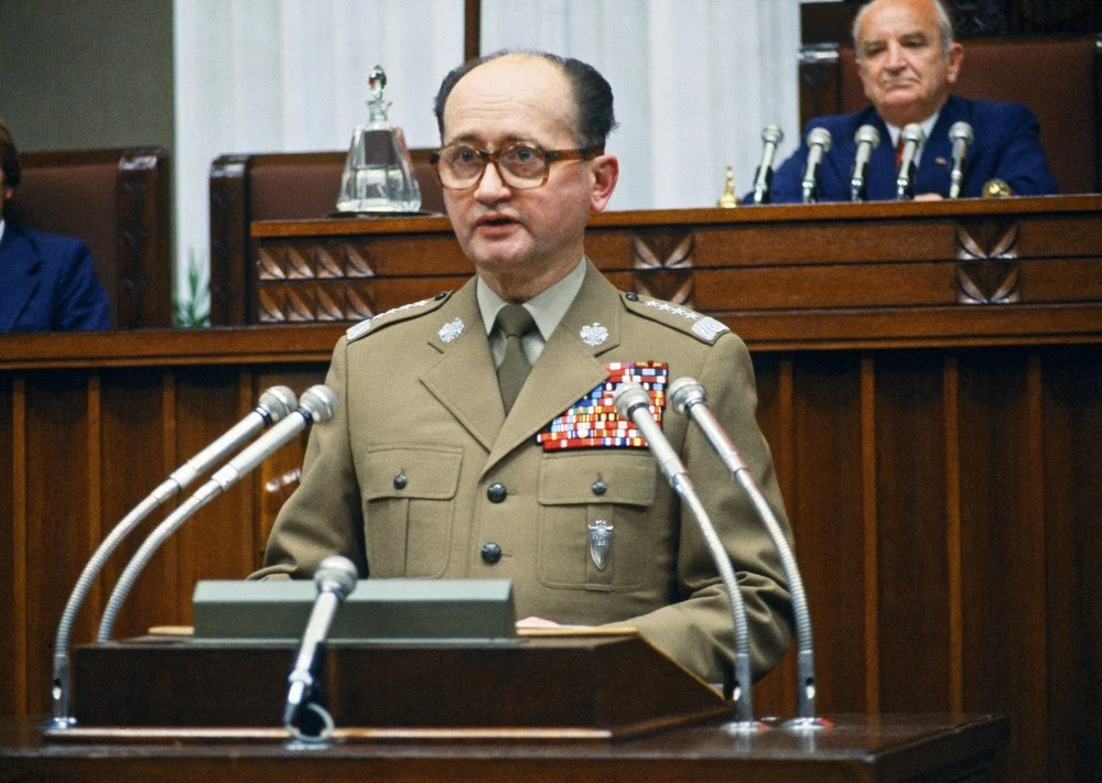 W 1981 roku prócz Armii Radzieckiej i Narodowej Armii Ludowej NRD, do wkroczenia do PRL szykowali się żołnierze Czechosłowackiej Armii Ludowej. Mieli oni wkroczyć na Śląsk w ramach operacji „Sever” i „Krkonoše”. W polskiej historiografii ten wątek często jest pomijany, choć Czesi przekazali polskiej stronie dokumenty i plany operacyjne już w 1995 roku. Przekazane dokumenty zawierały dokładne plany operacyjne, określone rubieże, które miały być osiągnięte w kolejnych dniach operacji „Krkonoše”, a także zasady współpracy z wojskami ZSRR i NRD. Co najciekawsze, sojusznicy nie wierzyli Jaruzelskiemu nawet po wprowadzeniu stanu wojennego. Wojska przeznaczone do inwazji na Polskę były w stanie gotowości aż do czerwca 1982 roku. W 1981 roku prócz Armii Radzieckiej i Narodowej Armii Ludowej NRD, do wkroczenia do PRL szykowali się żołnierze Czechosłowackiej Armii Ludowej. Mieli oni wkroczyć na Śląsk w ramach operacji „Sever” i „Krkonoše”. W polskiej historiografii ten wątek często jest pomijany, choć Czesi przekazali polskiej stronie dokumenty i plany operacyjne już w 1995 roku. Przekazane dokumenty zawierały dokładne plany operacyjne, określone rubieże, które miały być osiągnięte w kolejnych dniach operacji „Krkonoše”, a także zasady współpracy z wojskami ZSRR i NRD. Co najciekawsze, sojusznicy nie wierzyli Jaruzelskiemu nawet po wprowadzeniu stanu wojennego. Wojska przeznaczone do inwazji na Polskę były w stanie gotowości aż do czerwca 1982 roku.