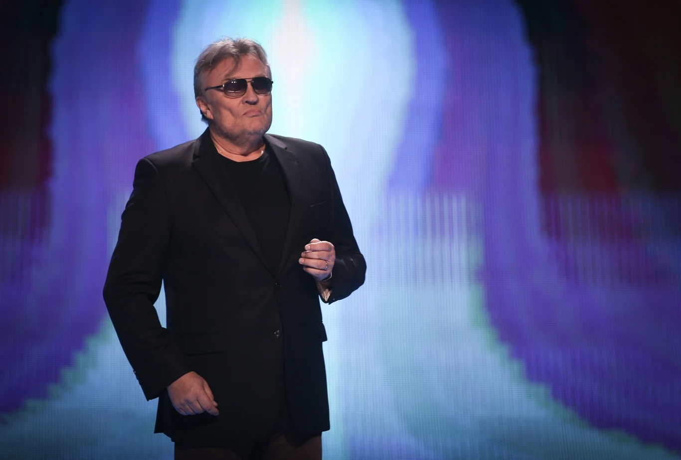 "Pewne sprawy po mojej stronie zostały zaniedbane, ale wszystko zostało już wyjaśnione i mam to za sobą. Od następnego miesiąca będę już szczęśliwym emerytem. Nie dałbym rady przeżyć z tego, co ZUS jest mi łaskaw zapłacić, więc będę musiał śpiewać do śmierci jak Mieczysław Fogg" - mówił Krzysztof Cugowski w 2017 roku o swojej emeryturze "Super Expressowi".