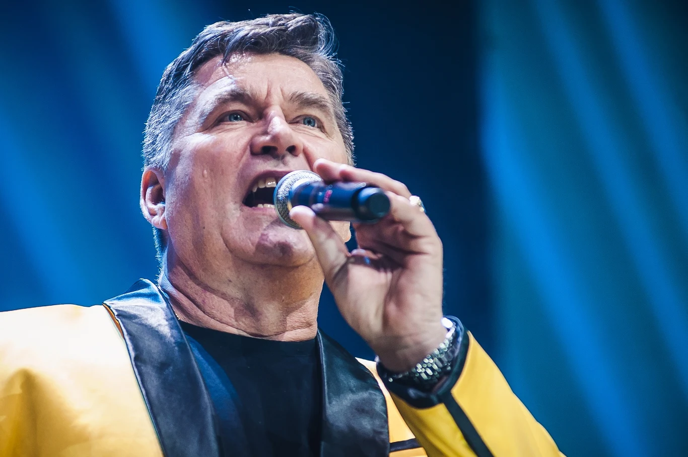 "Dostałem pisemko, w którym ZUS po 37 latach płacenia wymaganych stawek gwarantuje mi 386 zł emerytury. Nie mogłem w to uwierzyć. Moja żona się śmiała, że nawet łódki nie zatankuję za te pieniądze, nie mówiąc już o samochodzie. Według ustawy jeśli nie osiągam 700 złotych, to i tak je dostanę, co nie zmienia faktu, że państwo robi sobie z nas żarty" - opowiadał "Super Expressowi" Sławomir Świerzyński, lider discopolowej grupy Bayer Full.