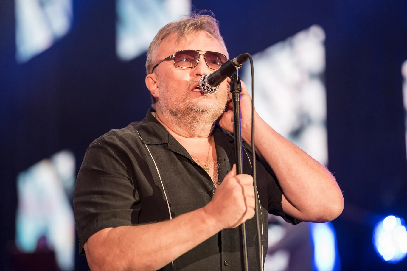 Lider Budki Suflera według ZUS-u miał otrzymywać 570 złotych emerytury. Dopiero po podniesieniu najniższych świadczeń w 2018 roku na konto Cugowskiego wpływa 1000 złotych. 