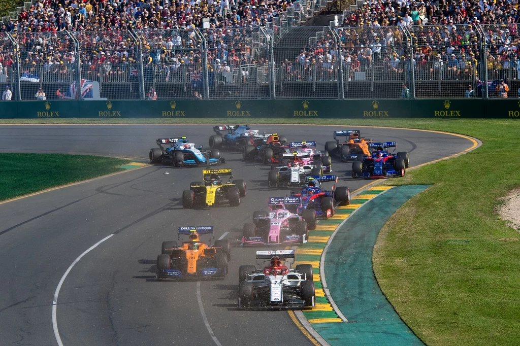 Walka na pierwszym zakręcie, po prostej startowej, podczas pierwszego wyścigu sezonu na torze Albert Park w Melbourne Walka na pierwszym zakręcie, po prostej startowej, podczas pierwszego wyścigu sezonu na torze Albert Park w Melbourne
