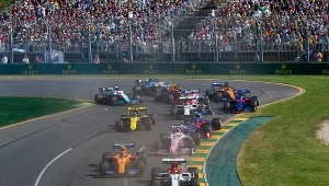 Walka na pierwszym zakręcie, po prostej startowej, podczas pierwszego wyścigu sezonu na torze Albert Park w Melbourne