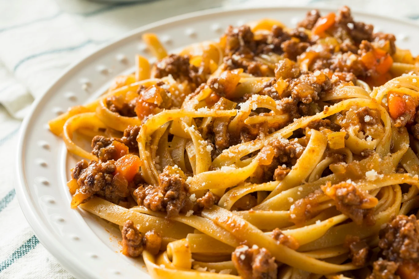 Makaron wchłonie lepiej sos, kiedy nie przelejemy go zimną wodą