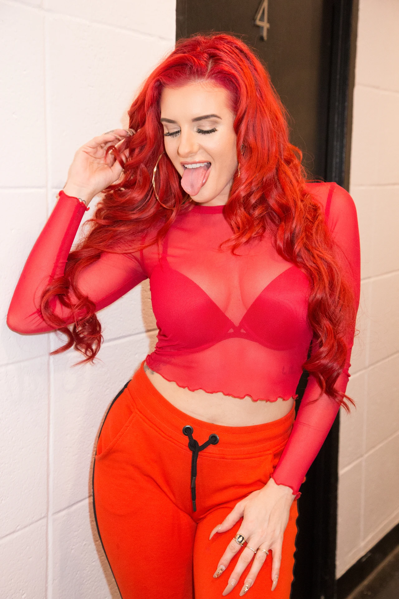 Pochodząca z muzykującej rodziny Justina Valentine w 2006 r. zaczęła nagrywać swoje pierwsze utwory. Jak sama mówiła, nigdy nie wstydziła się być w świetle reflektorów.