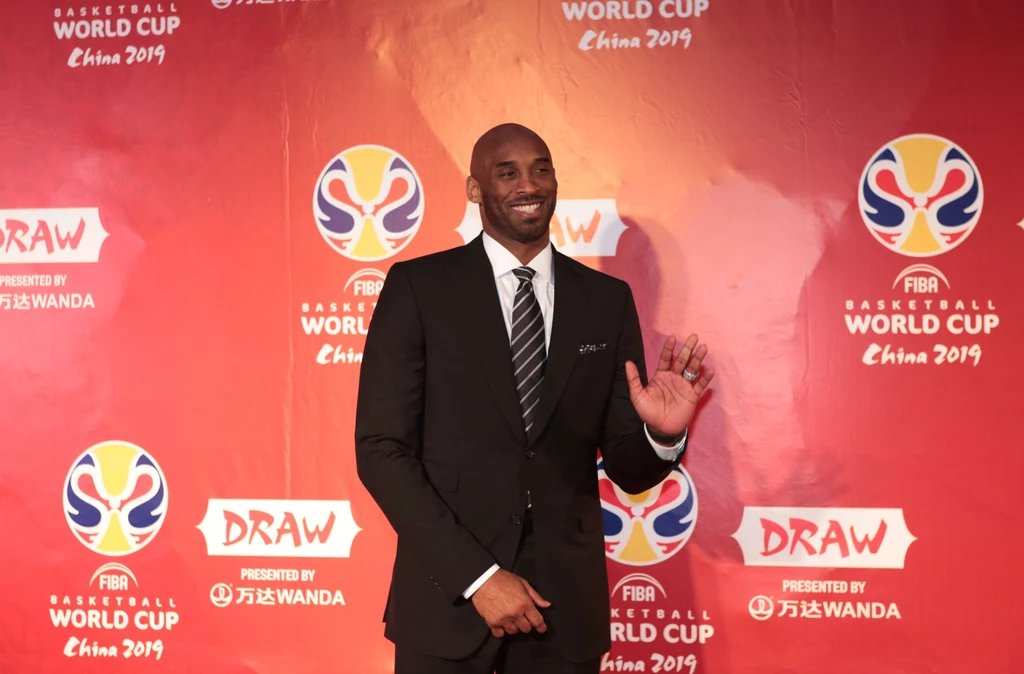 Kobe Bryant miał szczęśliwą rękę dla Polaków podczas losowania grup MŚ Kobe Bryant miał szczęśliwą rękę dla Polaków podczas losowania grup MŚ