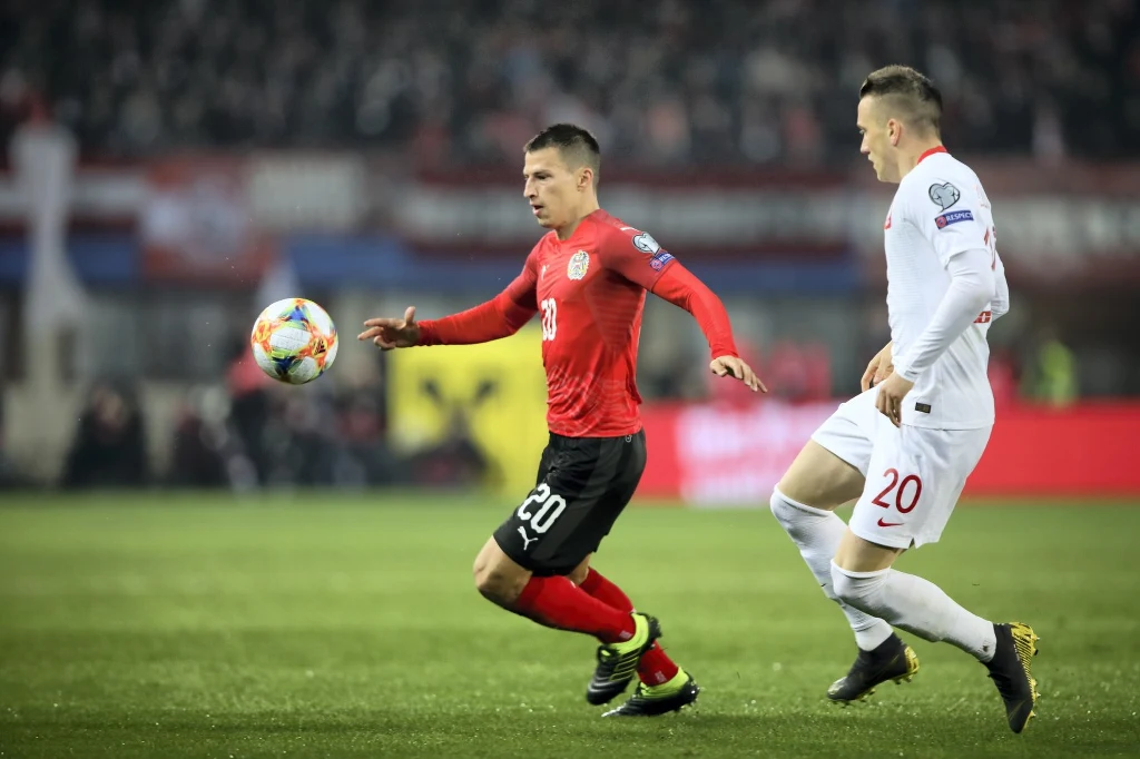 Piotr Zieliński (P) i Valentino Lazaro (L) z Austrii 