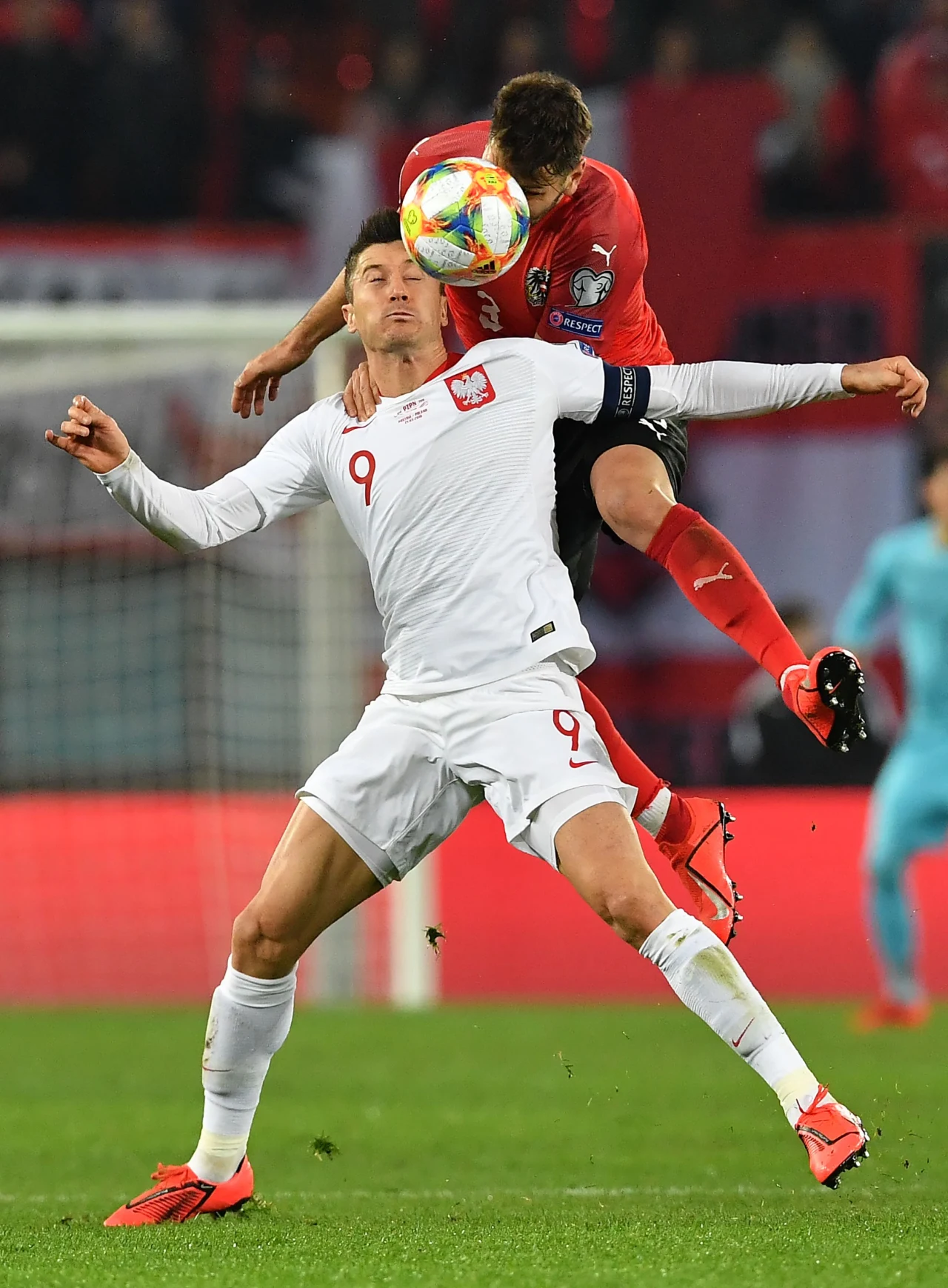  Robert Lewandowski (L) i Aleksandar Dragovic (P) z Austrii