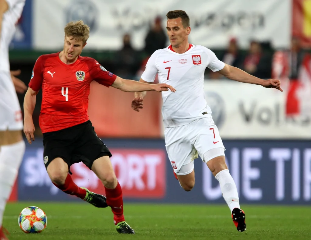 Arkadiusz Milik (P) i Martin Hinteregger (L) z Austrii 