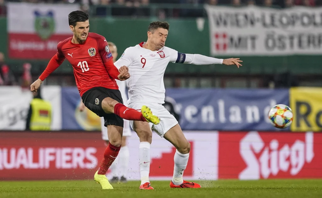 Robert Lewandowski walczy z rywalem