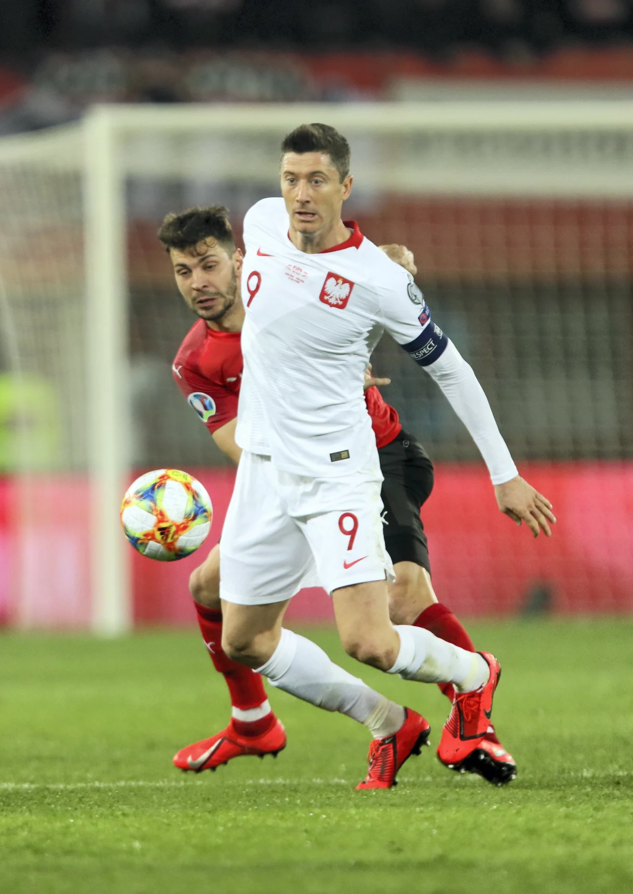 Robert Lewandowski (P) i Aleksandar Dragovic (L) z Austrii