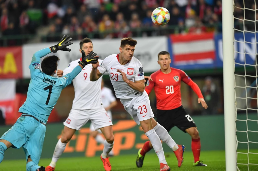 Krzysztof Piątek strzela gola