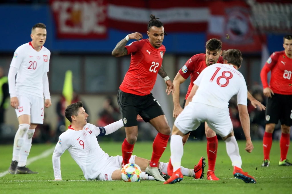 Piotr Zieliński (L), Robert Lewandowski (2L) i Bartosz Bereszyński (2P) oraz Stefan Lainer (C) i Valentino Lazaro (P)