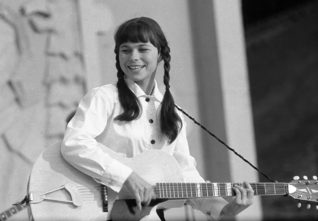 Karin Stanek z grupą Czerwono-Czarni podczas I Krajowego Festiwalu Polskiej Piosenki w Opolu - 1963 r.