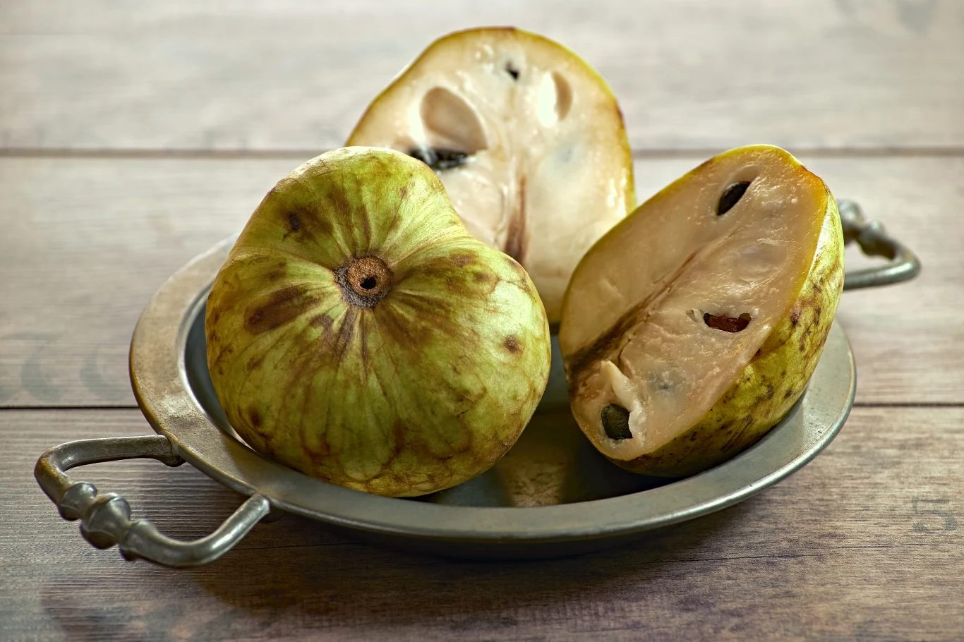 Czerymoja obfituje w silne przeciwutleniacze, błonnik, białko, witaminy z grupy B, witaminę C i E