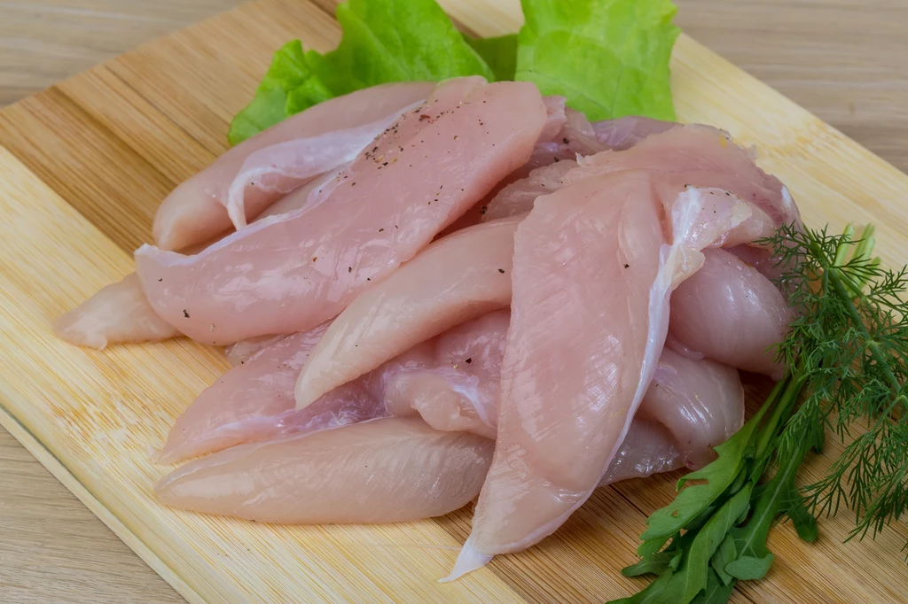 Miłośnicy „kotleta” powinni bardziej interesować się jakością produktów kupowanych w sklepie mięsnym. Może czasem lepiej wydać kilka złotych więcej, aniżeli jeść słabej jakości, ubogie w składniki odżywcze i często szkodliwe dla zdrowia posiłki? Przed zakupem dobrze jest sprawdzić pochodzenie mięsa i przyjrzeć się jego strukturze. Jeśli widocznych jest dużo białych błon i pasków tłuszczu, oznacza to, że ptak prawdopodobnie cierpiał na chorobę mięśni, a jego mięso jest nieodpowiednie do spożycia. Dla dobra własnego i naszych bliskich, warto poszukać sprawdzonych miejsc, gdzie dostaniemy mięso lepsze jakościowo - najmniejszym złem będą kurczaki zagrodowe. Jeśli zaś daleko nam do „uzależnienia”, może warto rozważyć zmniejszenie spożywania tego „rarytasu” do minimum? Będzie to korzystne nie tylko dla zdrowia, ale też dla środowiska, w którym żyjemy. Miłośnicy „kotleta” powinni bardziej interesować się jakością produktów kupowanych w sklepie mięsnym. Może czasem lepiej wydać kilka złotych więcej, aniżeli jeść słabej jakości, ubogie w składniki odżywcze i często szkodliwe dla zdrowia posiłki? Przed zakupem dobrze jest sprawdzić pochodzenie mięsa i przyjrzeć się jego strukturze. Jeśli widocznych jest dużo białych błon i pasków tłuszczu, oznacza to, że ptak prawdopodobnie cierpiał na chorobę mięśni, a jego mięso jest nieodpowiednie do spożycia. Dla dobra własnego i naszych bliskich, warto poszukać sprawdzonych miejsc, gdzie dostaniemy mięso lepsze jakościowo - najmniejszym złem będą kurczaki zagrodowe. Jeśli zaś daleko nam do „uzależnienia”, może warto rozważyć zmniejszenie spożywania tego „rarytasu” do minimum? Będzie to korzystne nie tylko dla zdrowia, ale też dla środowiska, w którym żyjemy.
