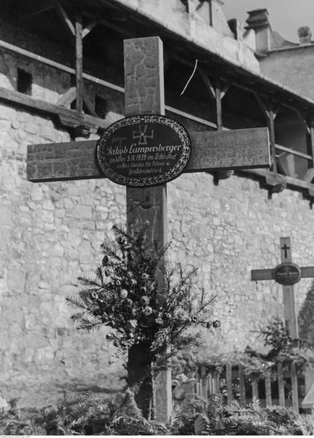Mogiły żołnierzy niemieckich poległych na zamku w Nowym Sączu w 1939 roku. W tle zamek sądecki.
