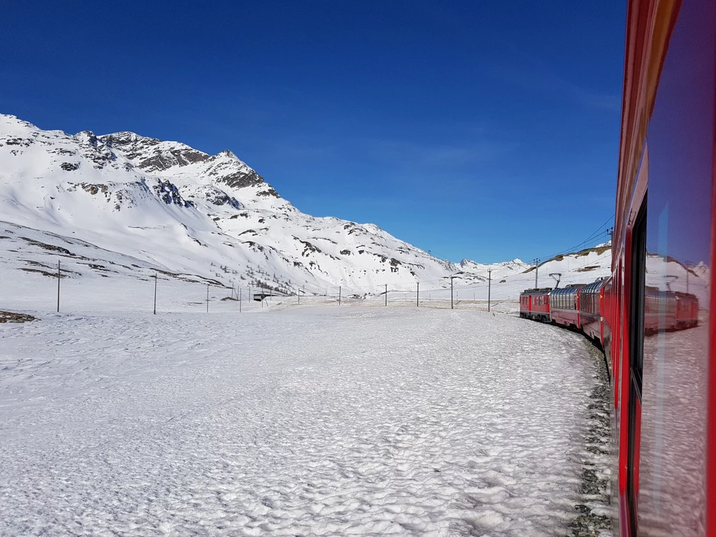 Trasa Berniny biegnie nad brzegiem Lago Bianco 