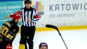 Hokeista Tauronu KH GKS Katowice Radosław Sawicki cieszy się z gola podczas piątego meczu półfinałowego Ekstraligi z Comarch Cracovią