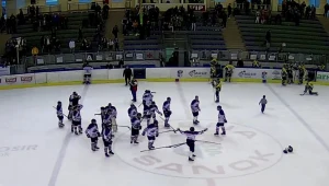 Radość młodych hokeistów Niedźwiadków; źródło: sanok.live