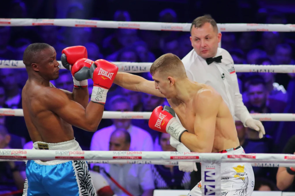 Fiodor Czerkaszyn (z prawej) w pojedynku z Kassim Oumą Fiodor Czerkaszyn (z prawej) w pojedynku z Kassim Oumą