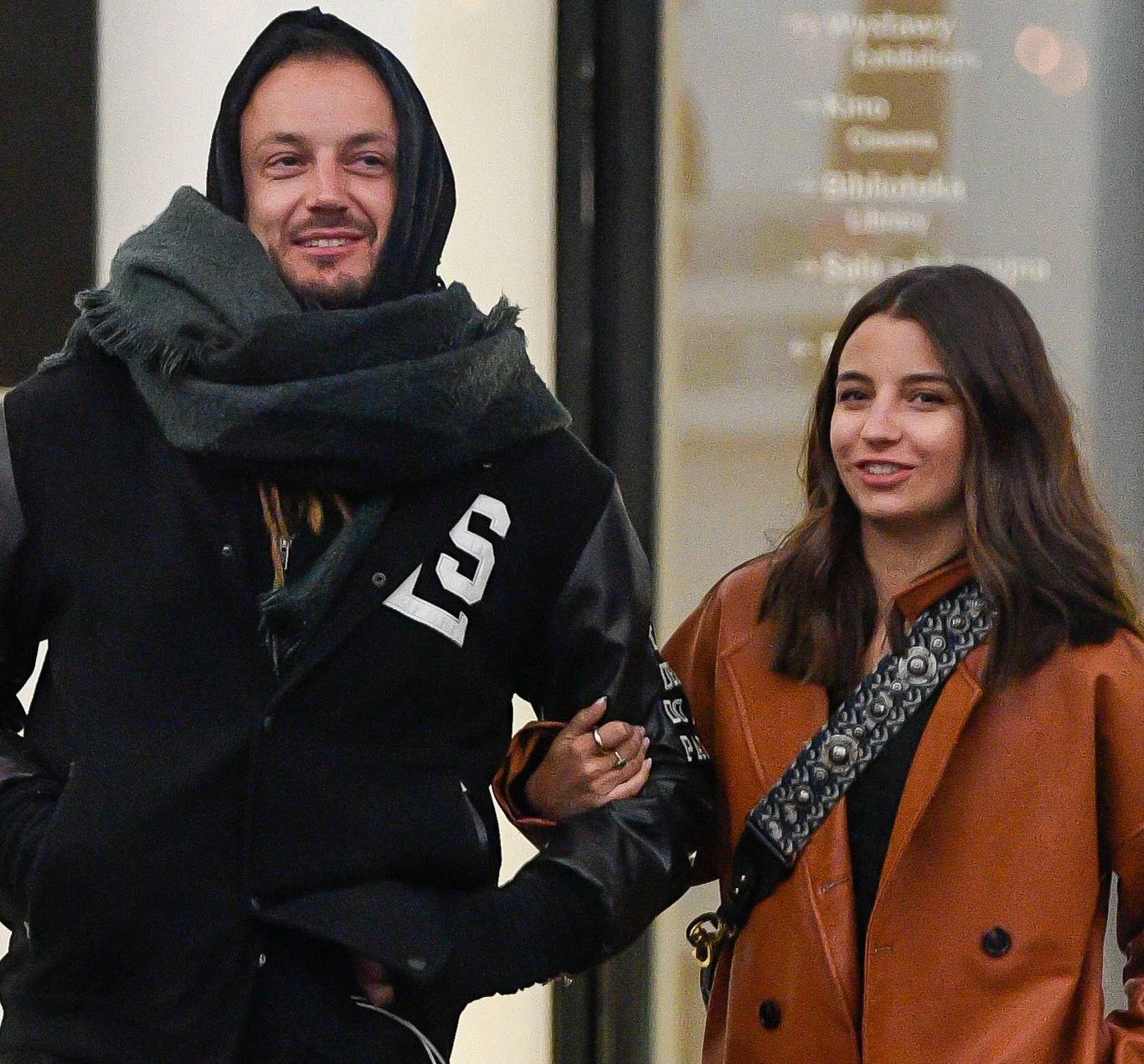 Jak mówi informator "Party", Baron stracił dla Julki głowę, bez przerwy o niej mówi i doradza jej w sprawach muzycznych. Niedawno zakochani spędzili razem urlop na Wyspach Zielonego Przylądka.