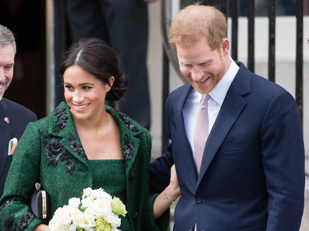 Nowością może okazać się poród w domu. Wiele osób potwierdza, że księżna Meghan regularnie spotyka się z położną. Od lat księżna pasjonuje się jogą i wierzy w siły natury, chętnie szuka też wsparcia wśród ekspertów. Podobno stałym gościem książęcej pary jest lekarz akupunktury. Jego doświadczenie docenił także książę Harry, który po wyczerpującej służbie wojskowej zmagał się z rożnymi dolegliwościami. Lekarz Rossem Barrem sprawił, że ból ustąpił. Na podobny bonus liczy księżna Meghan podczas porodu. Księżna Meghan i książę Harry Nowością może okazać się poród w domu. Wiele osób potwierdza, że księżna Meghan regularnie spotyka się z położną. Od lat księżna pasjonuje się jogą i wierzy w siły natury, chętnie szuka też wsparcia wśród ekspertów. Podobno stałym gościem książęcej pary jest lekarz akupunktury. Jego doświadczenie docenił także książę Harry, który po wyczerpującej służbie wojskowej zmagał się z rożnymi dolegliwościami. Lekarz Rossem Barrem sprawił, że ból ustąpił. Na podobny bonus liczy księżna Meghan podczas porodu. Księżna Meghan i książę Harry