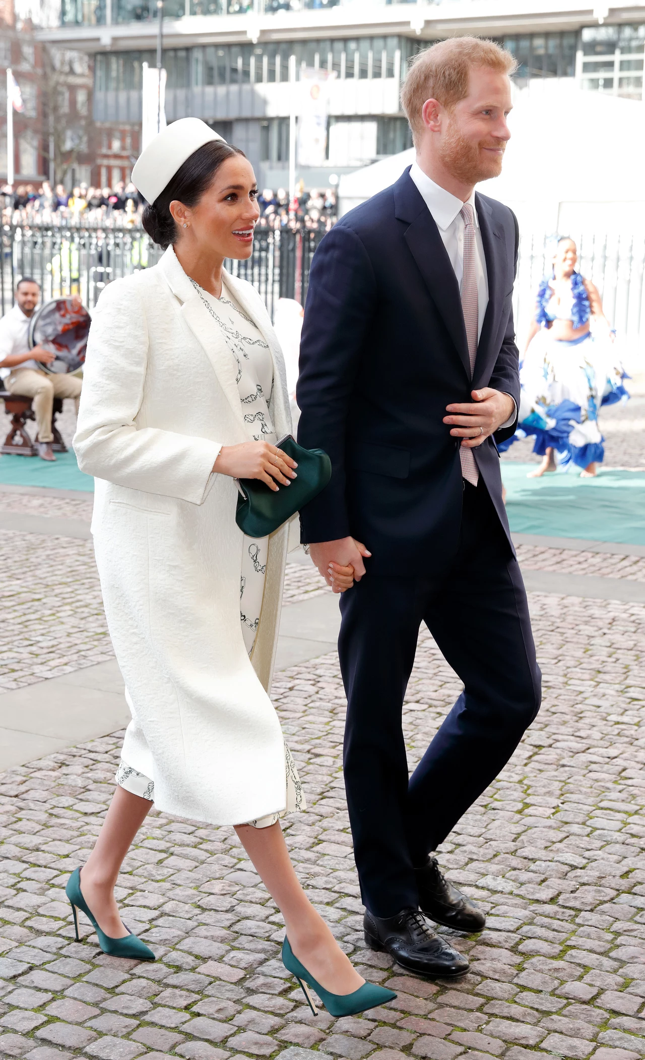 Według tradycji Windsorów to królowa Elżbieta II staje się prawną opiekunką potomka książęcej pary. Spokojnie... zapis ten nie pozbawia praw rodzicielskich. W dalszym ciągu Harry i Meghan będą mieli decydujący głos. Księżna Meghan i książę Harry Według tradycji Windsorów to królowa Elżbieta II staje się prawną opiekunką potomka książęcej pary. Spokojnie... zapis ten nie pozbawia praw rodzicielskich. W dalszym ciągu Harry i Meghan będą mieli decydujący głos. Księżna Meghan i książę Harry