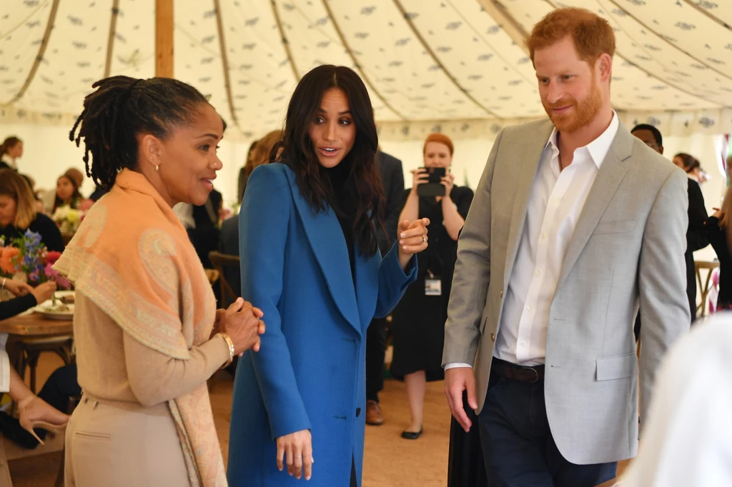 Choć castingi na opiekunkę były przeprowadzane, w rankingu nadal prowadzi mama księżnej Meghan. To właśnie Doria Ragland ma pomagać książęcej parze w rodzicielskich obowiązkach. Z myślą o niej we Frogmore przygotowano specjalny pokój, aby mogła czuć się komfortowo. Fot. Doria Ragland, księżna Meghan i książę Harry Choć castingi na opiekunkę były przeprowadzane, w rankingu nadal prowadzi mama księżnej Meghan. To właśnie Doria Ragland ma pomagać książęcej parze w rodzicielskich obowiązkach. Z myślą o niej we Frogmore przygotowano specjalny pokój, aby mogła czuć się komfortowo. Fot. Doria Ragland, księżna Meghan i książę Harry