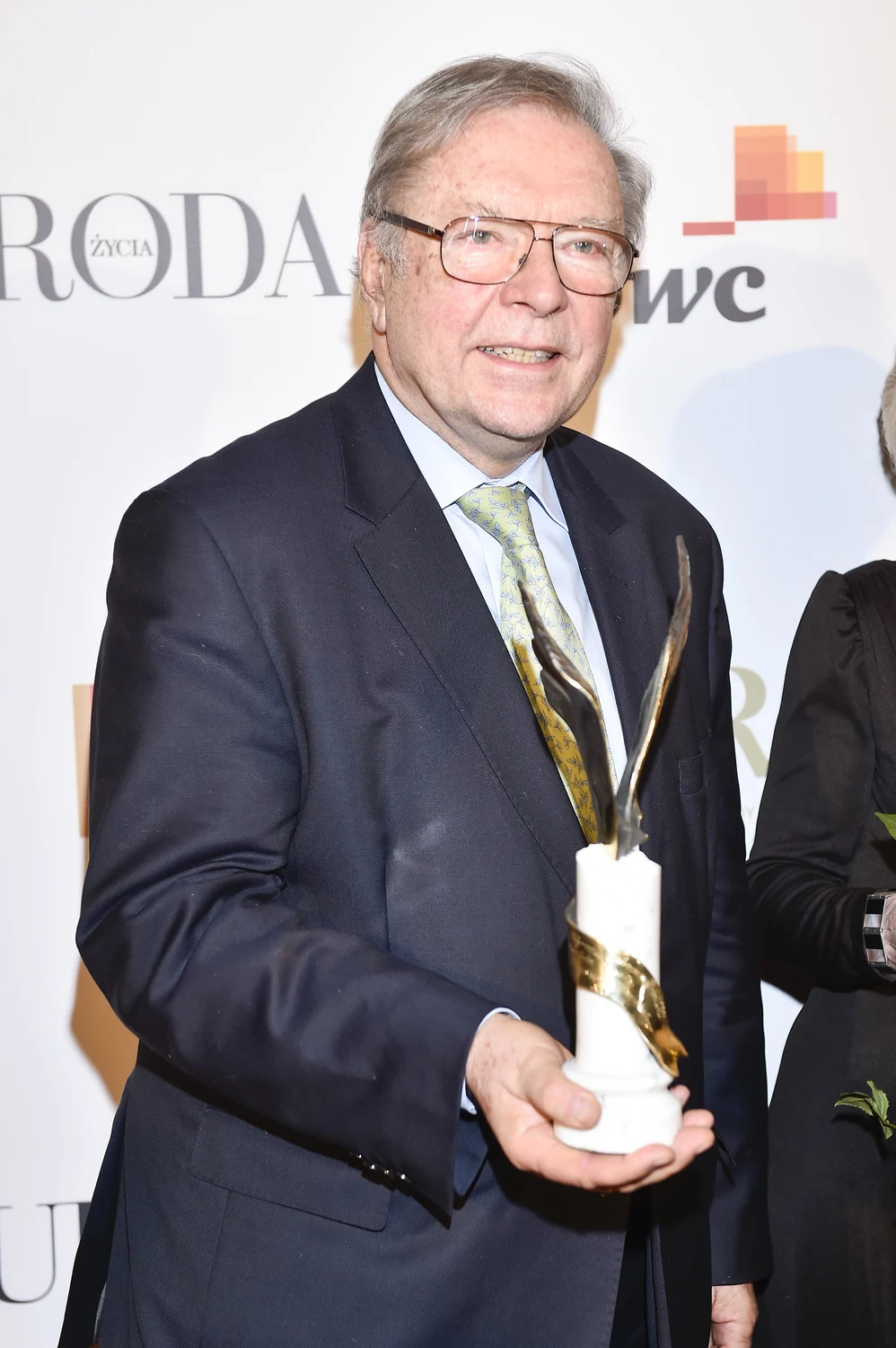 Nagrodę za całokształt twórczości odebrał Krzysztof Zanussi. Reżyser "Iluminacji" odebrał statuetkę z rąk Mai Komorowskiej. Wcześniej jednak otrzymał długie owacje na stojąco od zgromadzonych na sali twórców polskiego kina. "Orły to jest ładny symbol. (...) Są symbolem wolności. A sztuka nie może istnieć bez wolności" - mówił Zanussi. - "Dziś my, twórcy audiowizualnych opowieści, mamy przed sobą trudną sytuację. Bo świat żyje bez marzeń". Na koniec twórca "Kontraktu" życzył sobie żartobliwie, by "ta nagroda nie miała charakteru nagrobka".