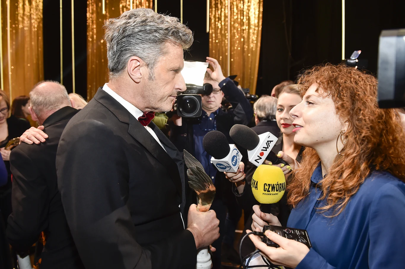 Orła za najlepszą reżyserię otrzymał z rąk Mai Ostaszewskiej Paweł Pawlikowski za "Zimną wojnę". "Jestem szczęśliwa, że jestem częścią tego różnorodnego środowiska, gdzie różnorodność jest czymś pożądanym" - powiedziała aktorka, po czym ogłosiła zwycięzcę. "Te filmy są tak różnorodne, że jak tu ocenić, który jest najlepszy" - zaznaczył nominowany w tym roku do Oscara reżyser. Obiecał także swoim kostiumografom i scenografom, że następny film postara się nakręcić w kolorze. 